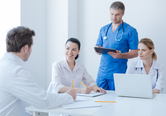 Imagen de un equipo médico en una reunión