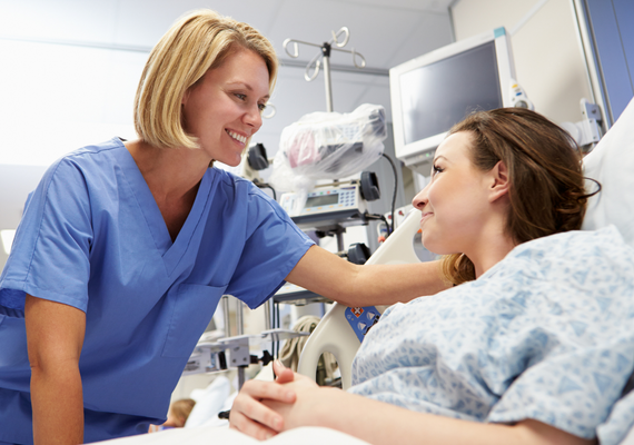 Imagen de una enfermera apoyando una paciente