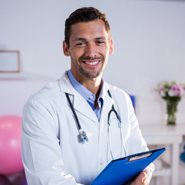 Imagen de un médico sonriendo a cámara